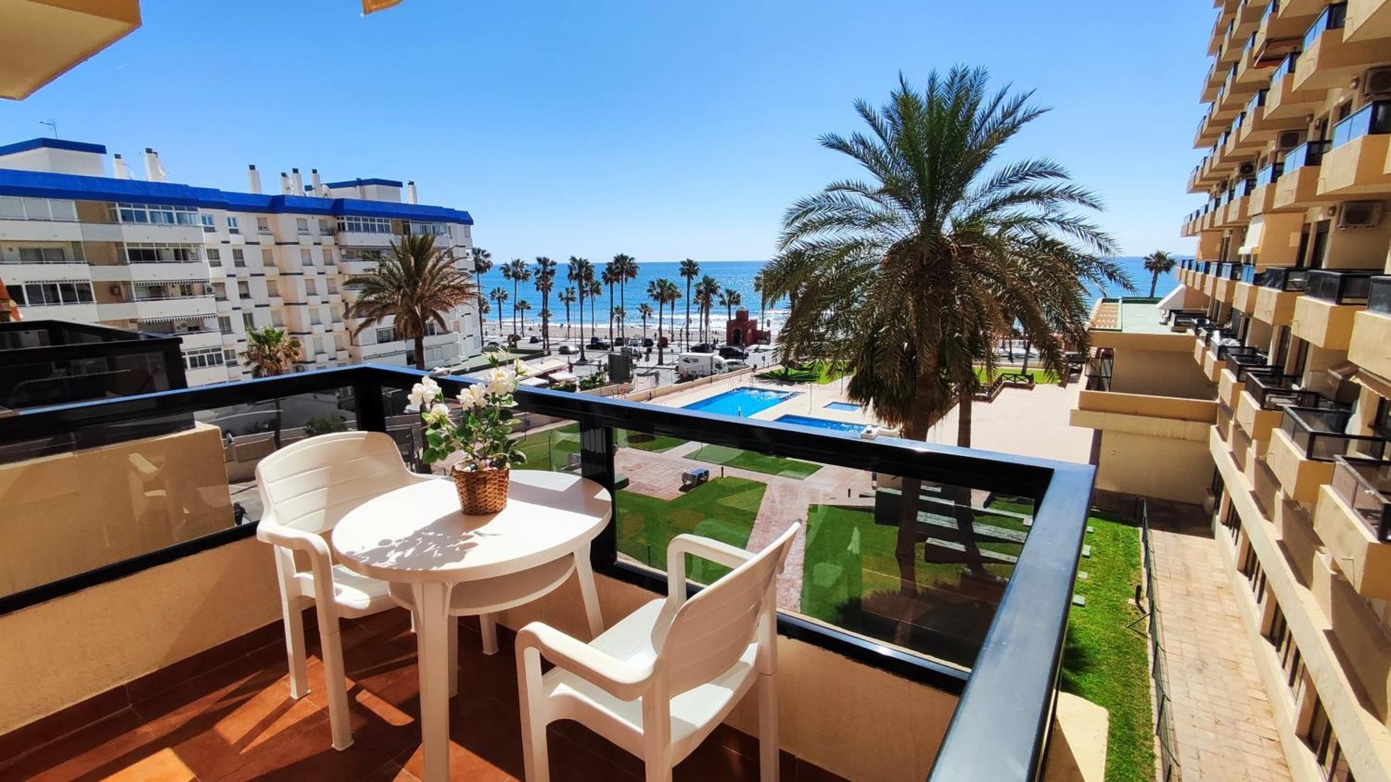 Aloha Playa Apartment With Ocean Views And Pools Benalmadena Exterior photo